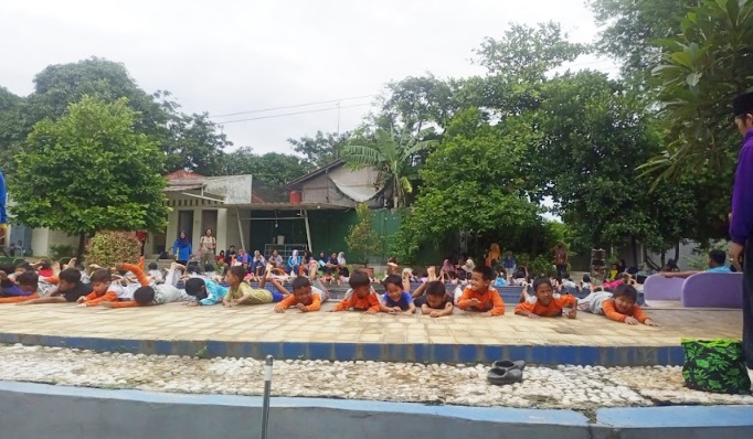 Anak anak sedang renang