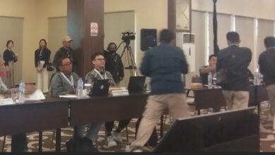 Bersalaman: Suasana rekapitulasi suara Pilkada Karawang, sempat ada pelemparan mikrofon oleh saksi paslon 01