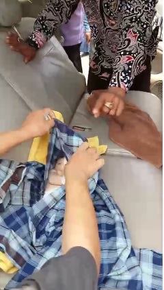 TERBUNGKUS SARUNG: Jenazah bayi ditemukan terbungkus sarung di mobil milik pria teler. 