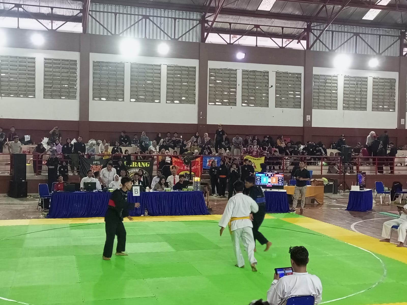 ADU LIHAI: Sejumlah pesilat muda sedang adu lihai dalam ajang kejuaraan silat Purwakarta Challenge
