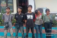 ANAK JALANAN: Satpol PP Purwakarta menertibkan belasan anak jalanan di Lampu Merah Cikopo.