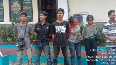 ANAK JALANAN: Satpol PP Purwakarta menertibkan belasan anak jalanan di Lampu Merah Cikopo.