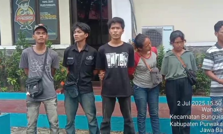 ANAK JALANAN: Satpol PP Purwakarta menertibkan belasan anak jalanan di Lampu Merah Cikopo.
