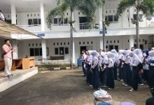 SISWA: Sejumlah calon siswa di SMAN 3 Purwakarta sedang mendapat arahan sebelum melakukan tes ujian.