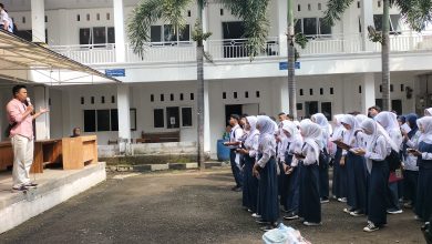 SISWA: Sejumlah calon siswa di SMAN 3 Purwakarta sedang mendapat arahan sebelum melakukan tes ujian.