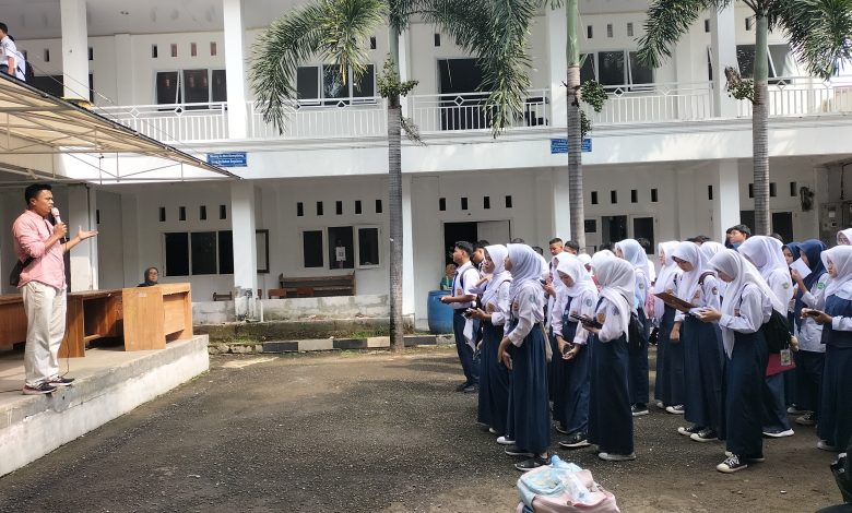 SISWA: Sejumlah calon siswa di SMAN 3 Purwakarta sedang mendapat arahan sebelum melakukan tes ujian.
