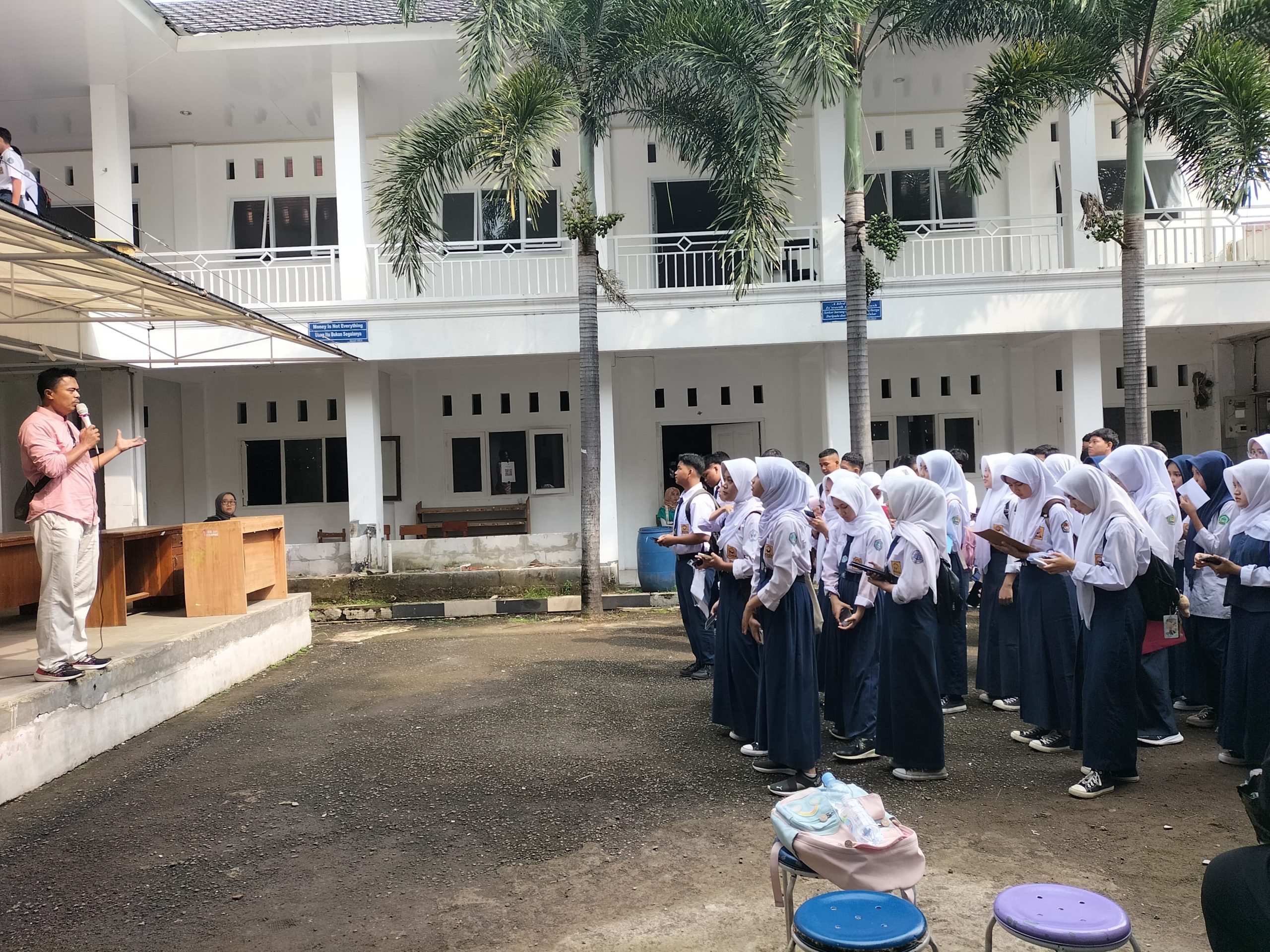 SISWA: Sejumlah calon siswa di SMAN 3 Purwakarta sedang mendapat arahan sebelum melakukan tes ujian.