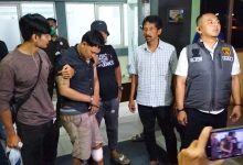 PELAKU CURANMOR: Polisi memboyong pelaku curanmor usai menjalankan perawatan di RS Bayu Asih.