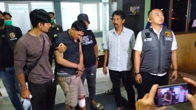 PELAKU CURANMOR: Polisi memboyong pelaku curanmor usai menjalankan perawatan di RS Bayu Asih.