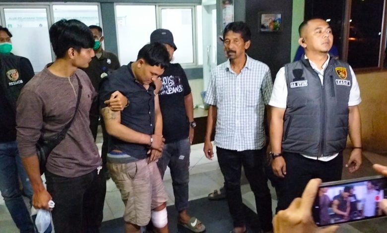 PELAKU CURANMOR: Polisi memboyong pelaku curanmor usai menjalankan perawatan di RS Bayu Asih.