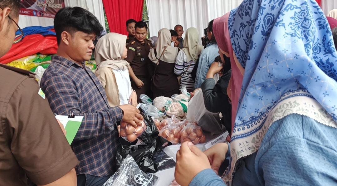 PANGAN MURAH: Warga berbondong-bondong mendatangi pasar pangan murah di halaman Kantor Kajari Purwakarta, Selasa (12/8).