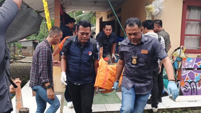 EVAKUASI: Polisi mengevakuasi jasad Dea Permata Kharisma yang meninggal di rumahnya dengan penuh luka tusuk.