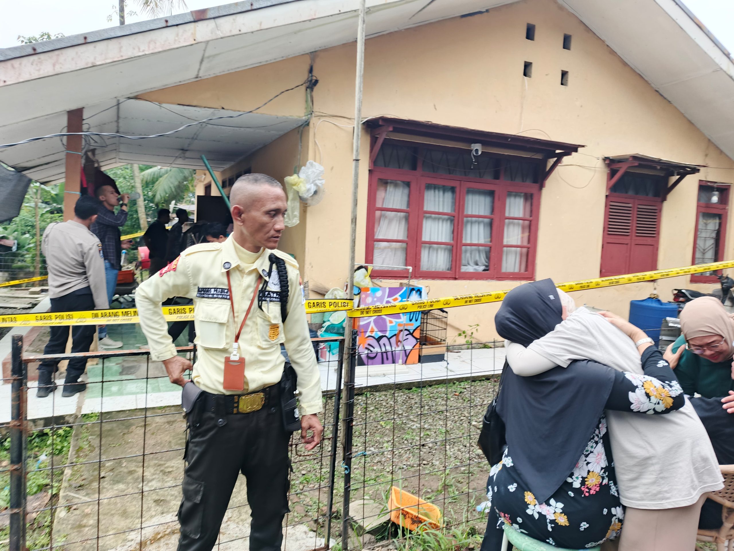 Keluarga korban tak kuasa menahan air mata saat polisi mengevakausi jasad Dea Permata Kharisma.