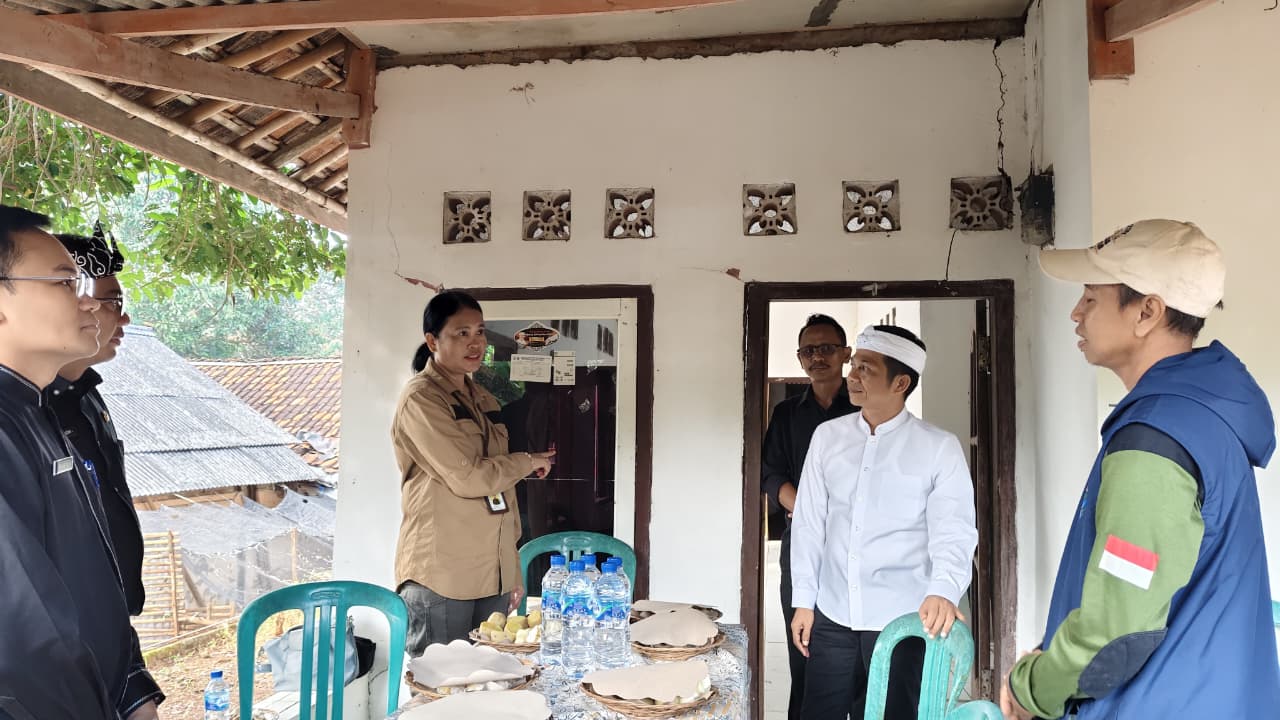 Kepala Kejari dan Bupati Purwakarta meninjau bangunan yang akan dijadikan Rumah RJ di Desa Karangmukti.