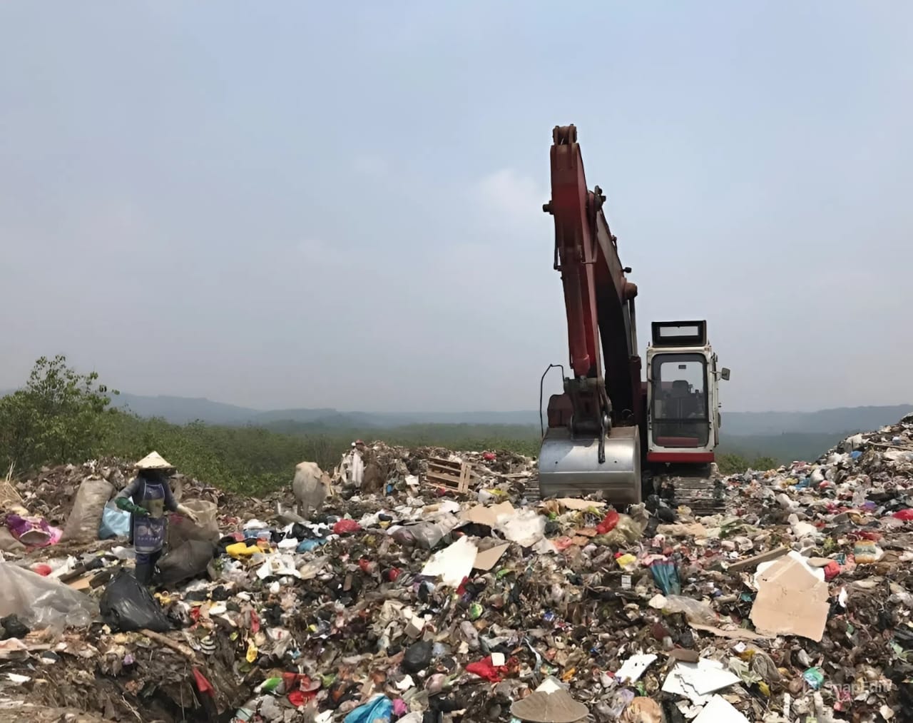 Warga sedang memungut barang bekas di TPA Cikolotok.