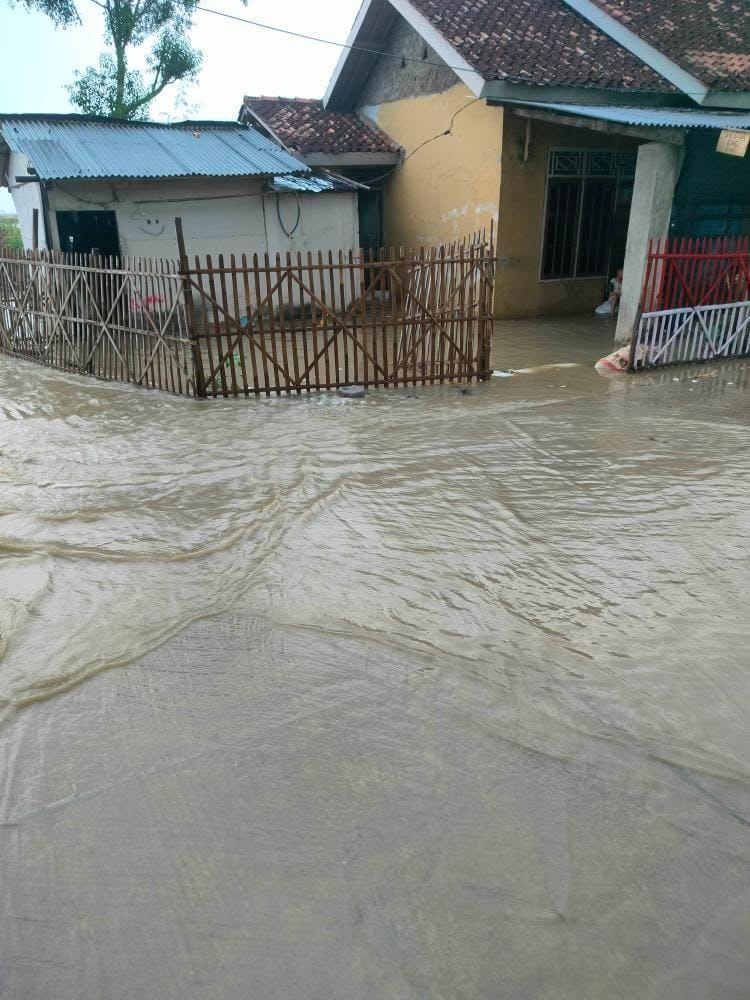 ROB: Air rob masuk permukiman warga di pesisir utara Karawang