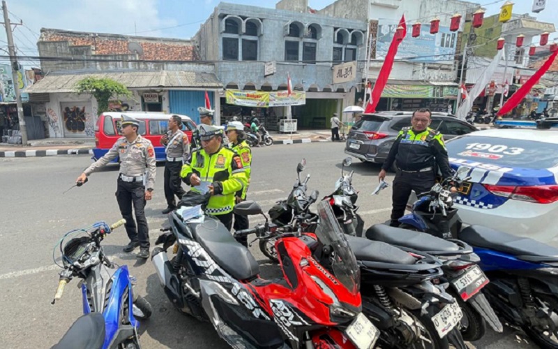 RAZIA MOTOR: Polisi Purwakarta menggelar razia motor yang memakai knalpot brong di beberapa wilayah Purwakarta.