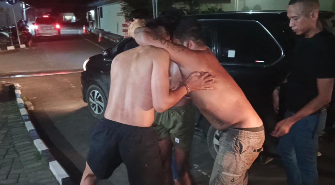 KOMPLOTAN CURANMOR: Komplotan pelaku kasus pencurian kendaraan bermotor saat di gelanggang ke Gedung Satreskrim Polres Purwakarta.