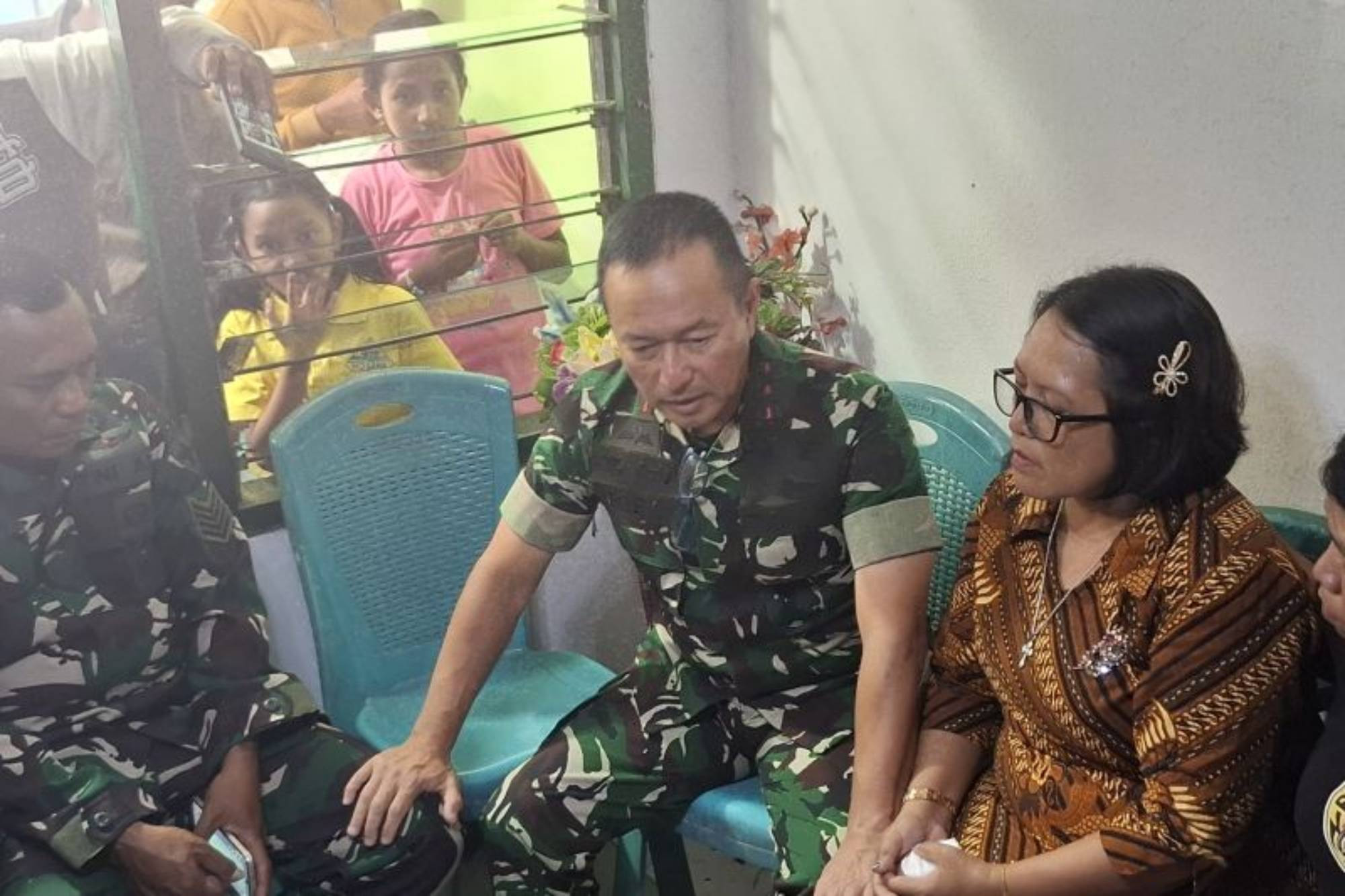 Pangdam IX/Udayana Mayjen TNI Piek Budyakto (tengah) saat bersama orang tua Prada Lucky di rumah duka, Senin (11/8). ANTARA/Kornelis Kaha