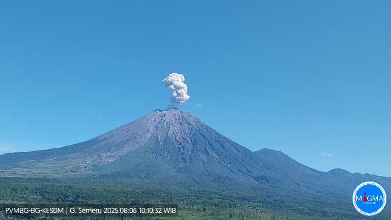 Foto erupsi Gunung Semeru pada Selasa (6/8) siang (HO-PVMBG)