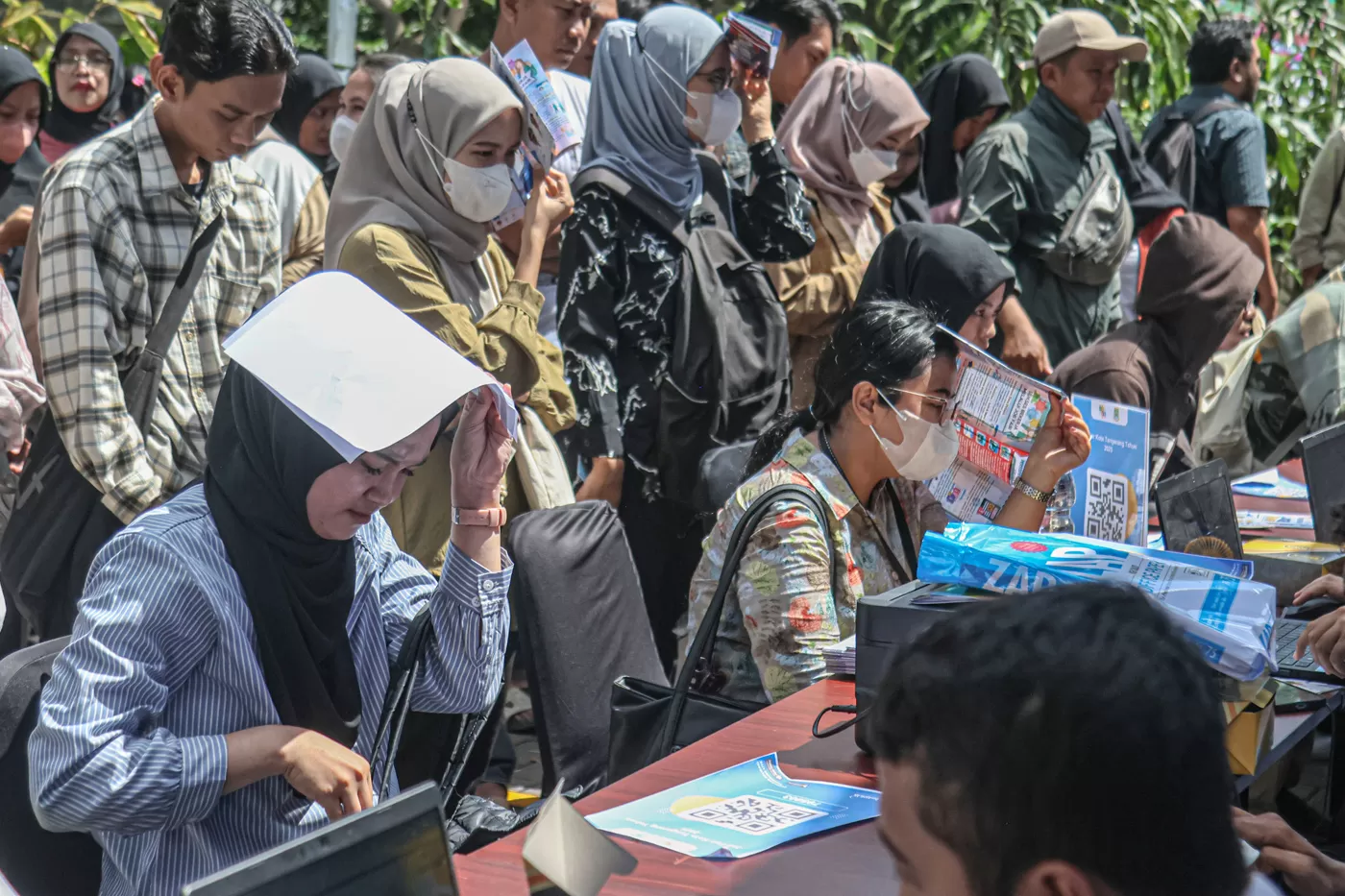 ILUSTRASI: Sejumlah pencari kerja melihat lowongan pekerjaan di Job Fair.