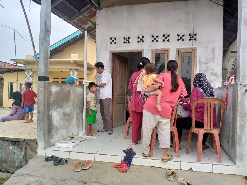 KESEHATAN: Pemeriksaan kesehatan anak di Posyandu Kampungsawah, Karawang.