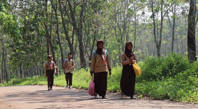 JALAN KAKI: Sejumlah siswa SDN 3 Cimahi, Purwakarta sedang berjalan kaki sepulang sekolah.