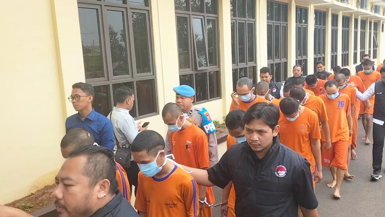 TERSANGKA NARKOBA: Puluhan tersangka kasus Narkoba saat digiring oleh tim Sat Narkoba Polres Purwakarta untuk konferensi pers.
