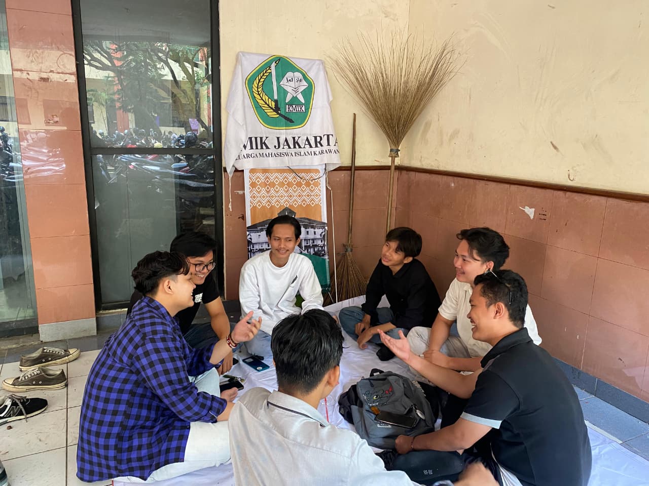 DISKUSI: Keluarga Mahasiswa Islam Karawang (KMIK) sedang berdiskusi.
