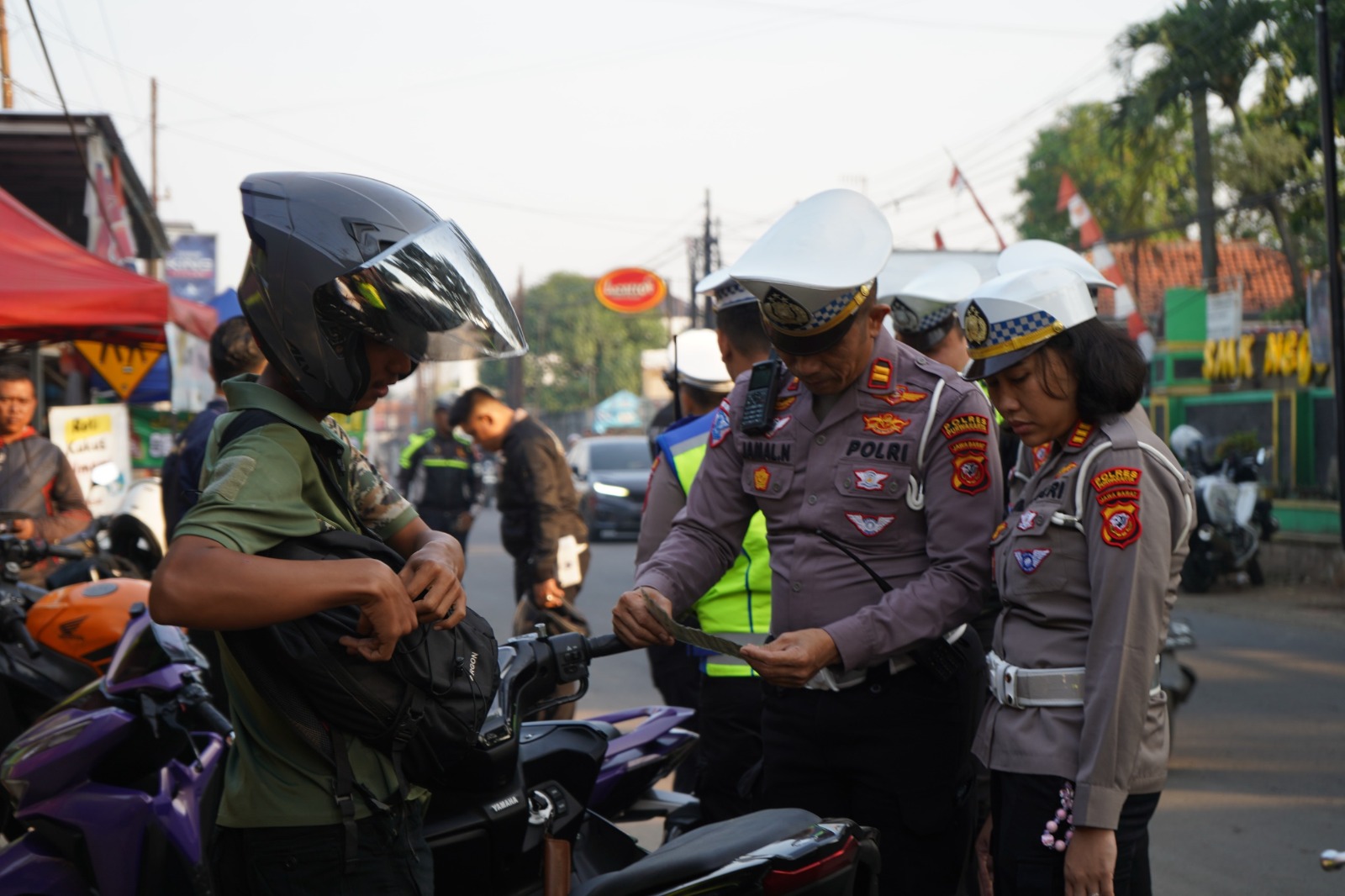 RAZIA MOTOR: Polisi sedang memeriksa kelengkapan berkendara para pelajar di Purwakarta.
