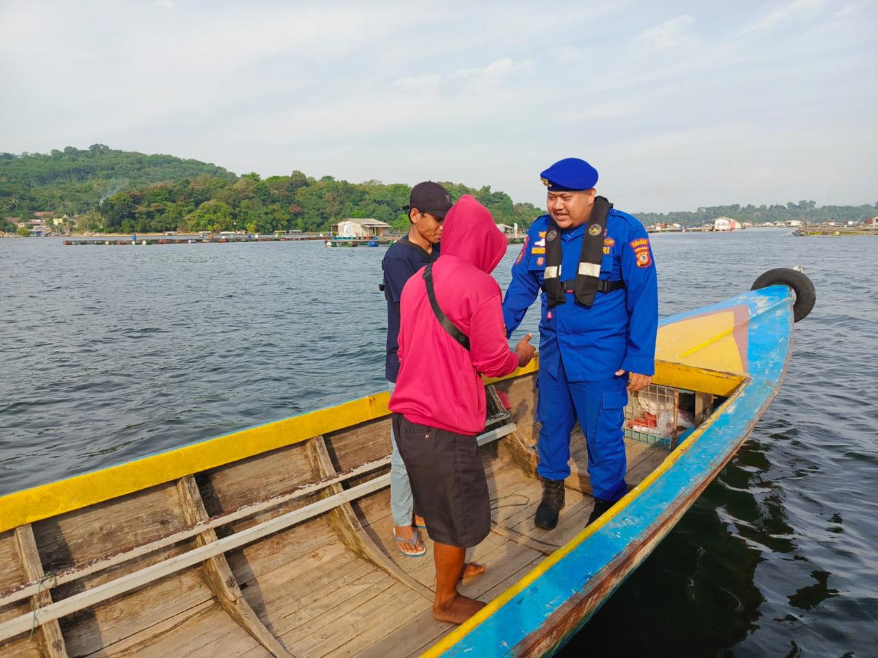 PATROLI: Satpolairud Polres Purwakarta memeriksa kelengkapan perahu milik nelayan di Waduk Jatiluhur.