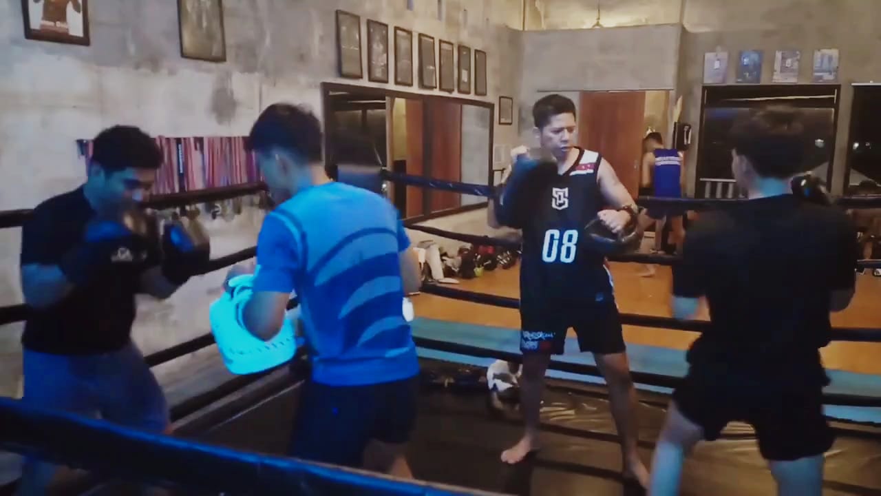 BERLATIH MUAYTHAI: Sejumlah atlet dari sasan Phenom Muaythai sedang berlatih.