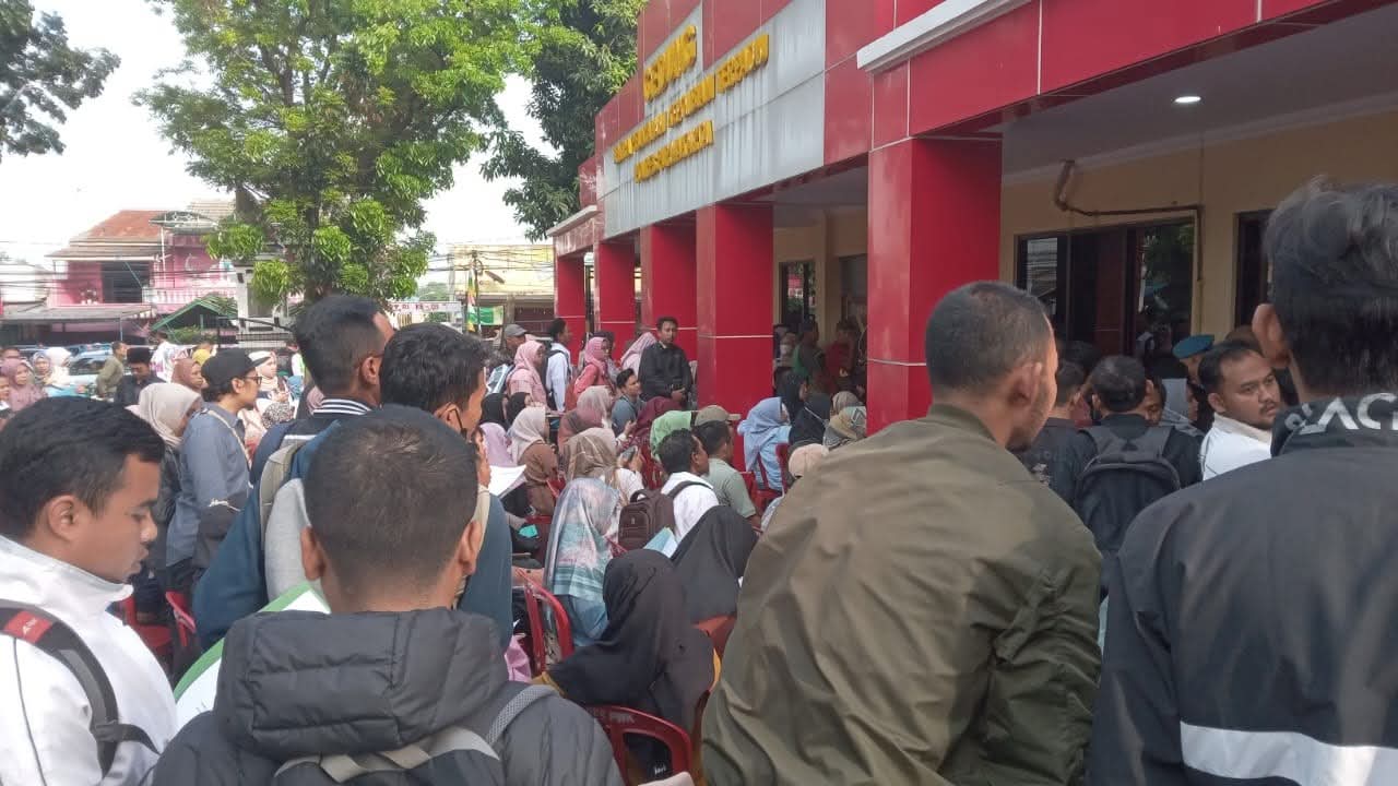 ANTRE: Sejumlah warga sedang antre untuk membuat SKCK di Mapolres Purwakarta, Jum'at (14/9).
