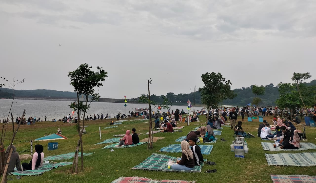WADUK JATILUHUR: Sejumlah warga sedang bersantai di pinggiran Waduk Jatiluhur, Purwakarta.