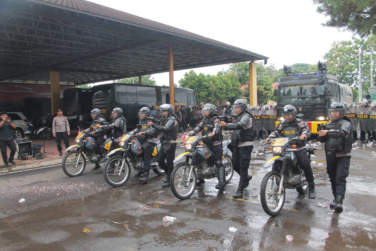 SIMULASI: Sejumlah personil kepolisian Polres Purwakarta sedang melakukan simulasi pengamanan demonstrasi.