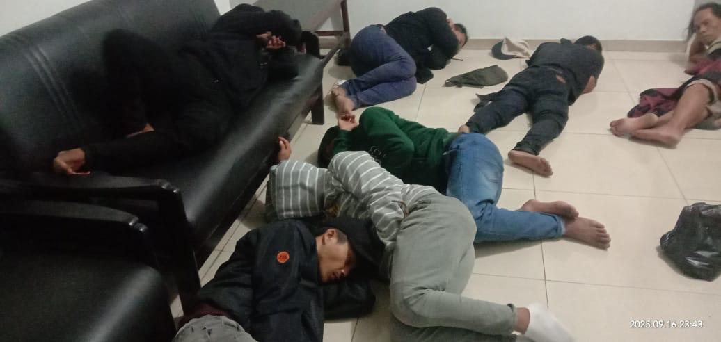 TERLANTAR: Belasan pekerjaan bangunan asal Bandung terlantar dan sedang bermalam di Mapolres Purwakarta.