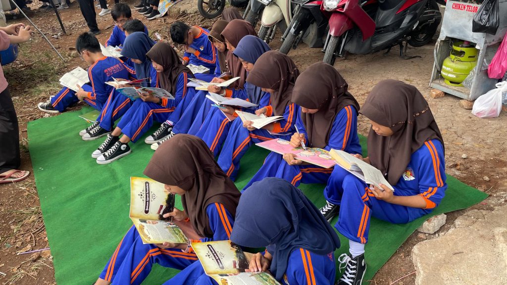 MEMBACA BUKU: Sejumlah siswa SMP di Plered sedang membaca buku.