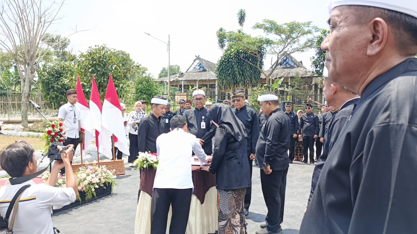 PELANTIKAN: Bupati Purwakarta Saepul Bahri Binzein melantik 10 pejabat eselon II di perkebunan Kiarapedes, Selasa (23/9).
