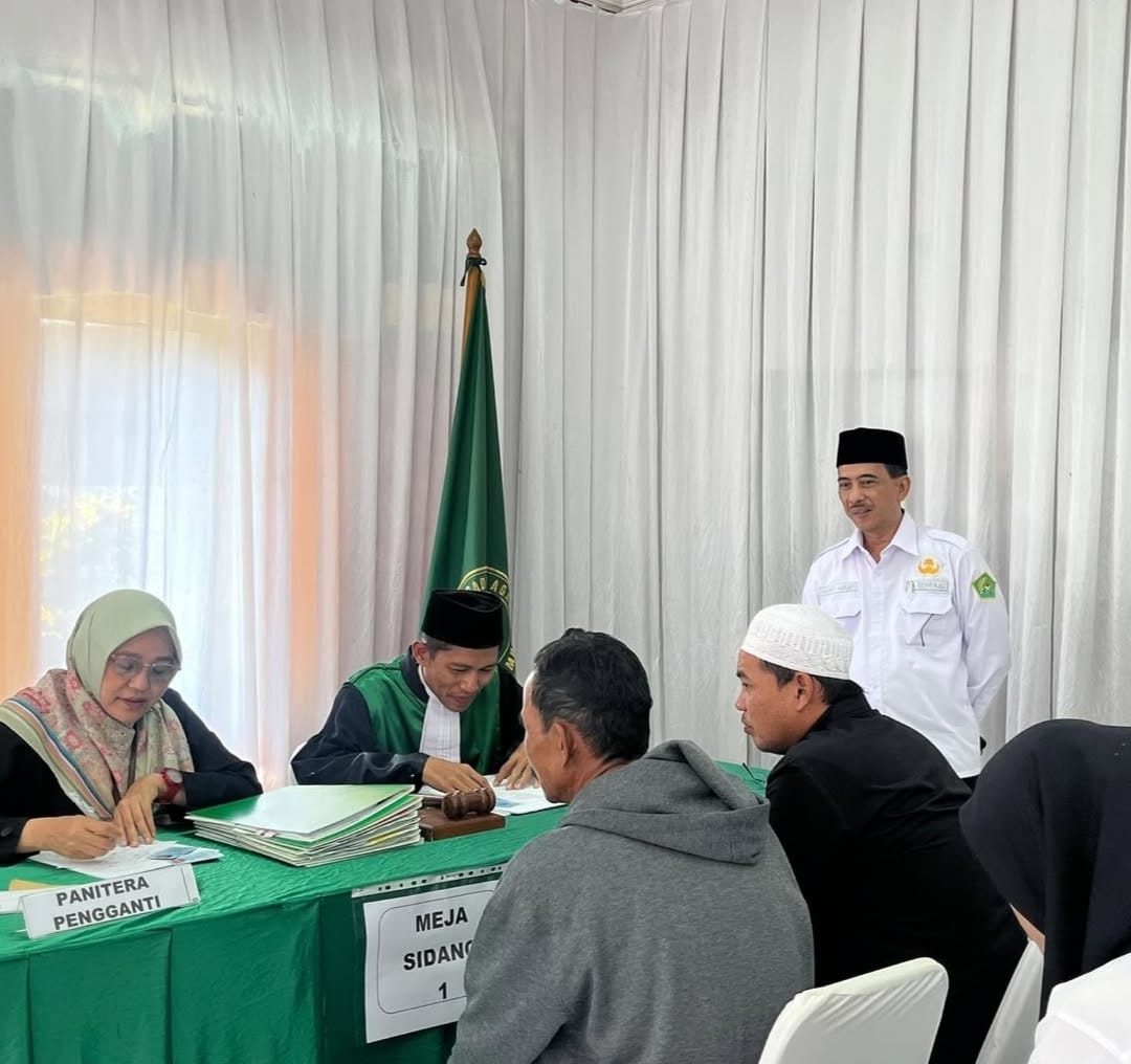 ISBAT NIKAH: Sejumlah pasangan di Kabupaten Purwakarta mengikuti Sidang Isbat Nikah di Kiarapedes, Selasa (23/9).