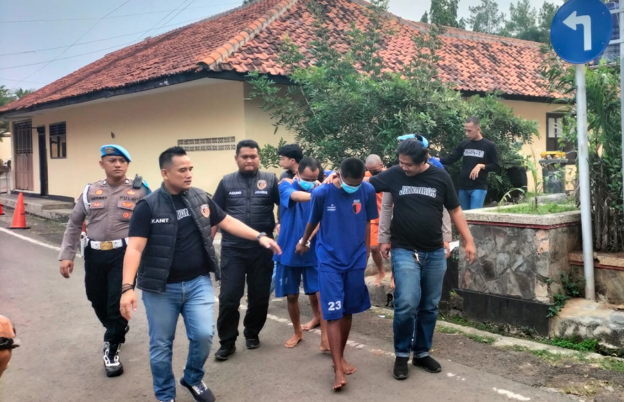 PENCURI MOTOR: Sebanyak 6 tersangka pelaku curanmor saat digiring di Mapolres Purwakarta, Rabu (24/9).
