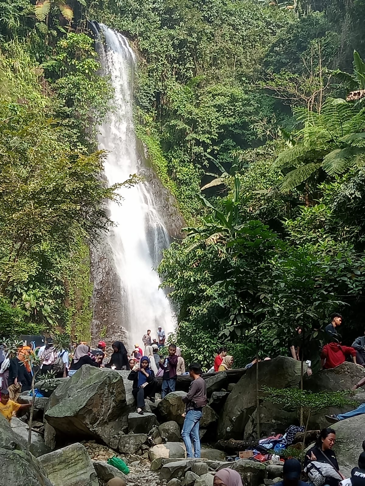 CURUG CIGENTIS: Sejumlah pengunjung menikmati keindahan alam curug cigentis.