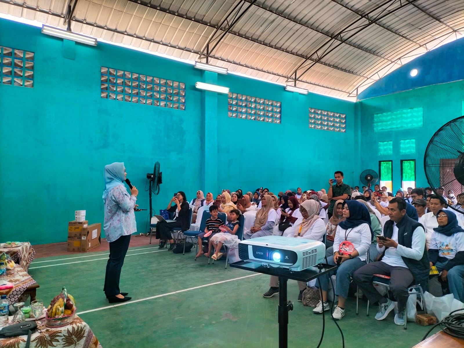 SOSIALISASI: Wakil Ketua Komisi IX DPR RI, Putih Sari sedang memberikan sosialisasi peran ayah di Desa Cilalawi, Kecamatan Sukatani, Jum'at (26/9).
