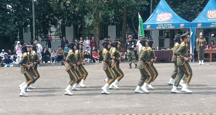 BARIS-BERBARIS: Paskibra SMPN 3 Purwakarta sedang melakukan gerakan baris berbaris dalam ajang LKBB PPI Berkibar III di Taman Pasanggrahan Padjadjaran, Alun-alun Purwakarta, Sabtu (27/9).