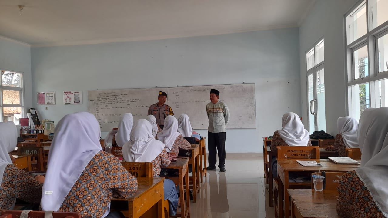 SOSIALISASI KENAKALAN: Sejumlah personel Polsek Plered sedang memberikan sosialisasikan bahaya kenakalan remaja kepada para pelajar.