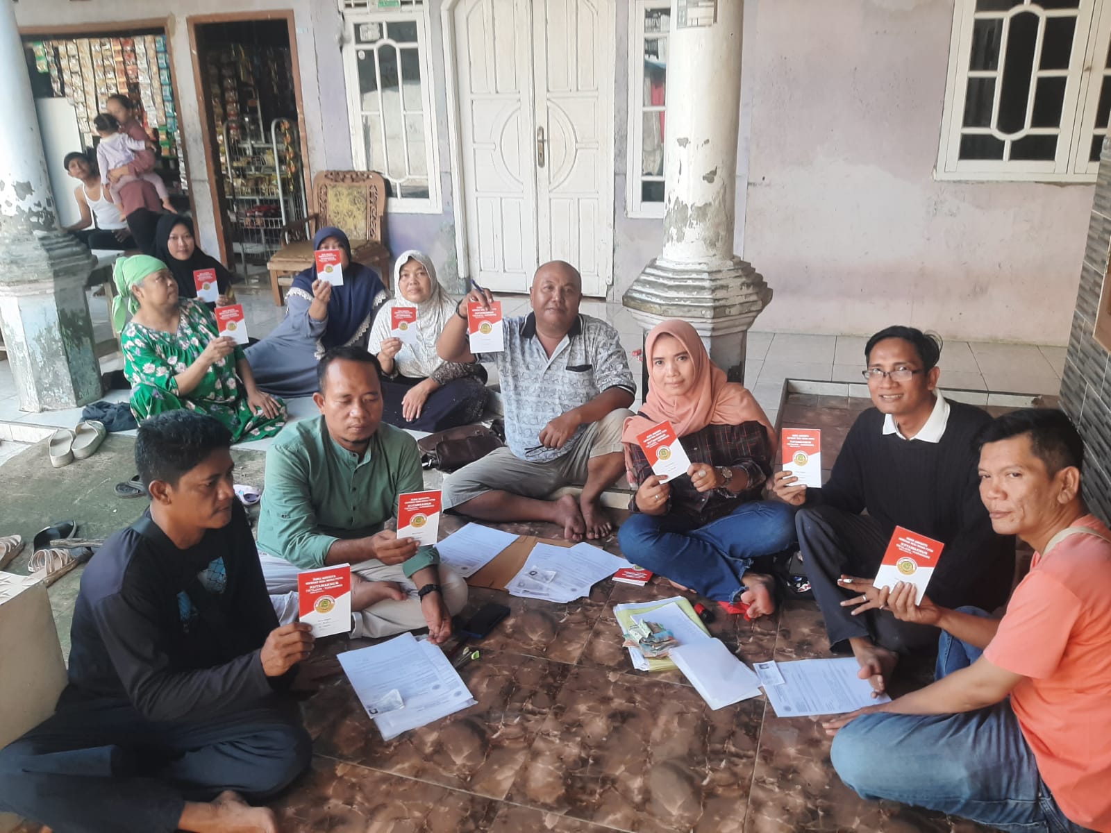 ANGGOTA KOPERASI: Pengurus dan anggota koperasi merah putih Desa Kutamakmur, Titajaya, Karawang.