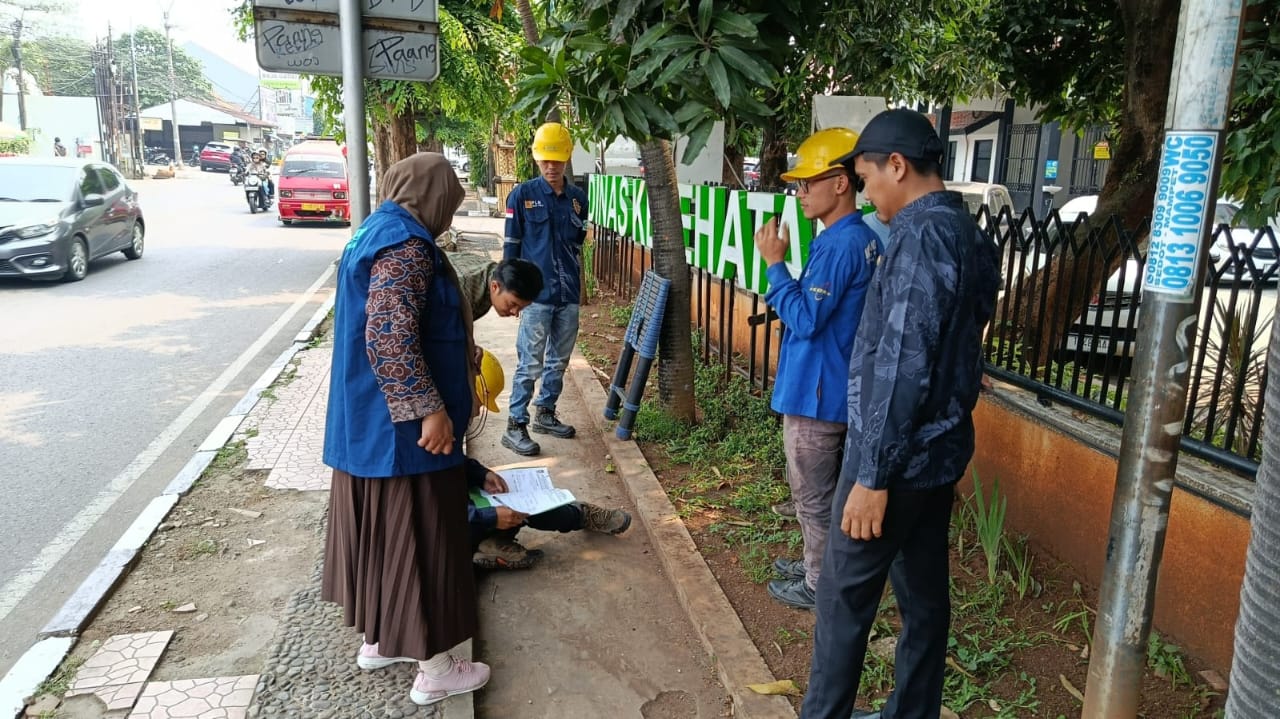 KABEL SEMRAWUT: Sejumlah petugas dari diskominfo Kabupaten Purwakarta sedang memetakan penataan kabel yang semrawut.