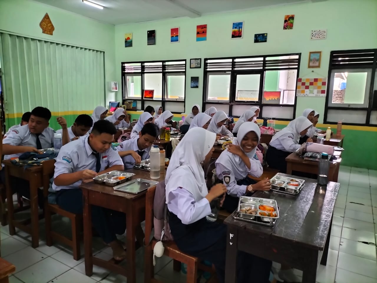 SANTAP MBG: Sejumlah siswa di Purwakarta sedang menyantap menu MBG.