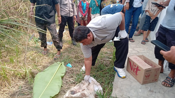 JASAD BAYI: Tim infasi Polres Karawang melakukan evakuasi terhadap jasad bayi di masjid samping Perumahan PDP Rengasdengklok.