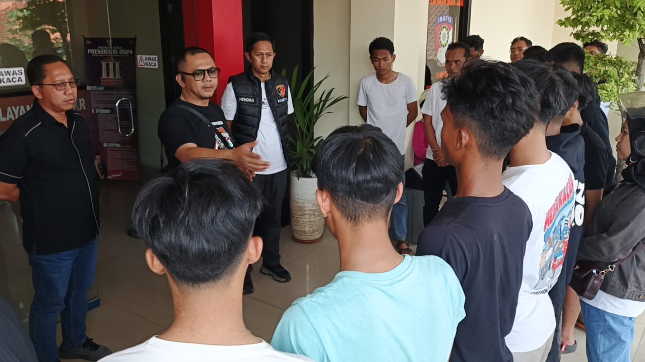TAWURAN PELAJAR: Kasat Reskrim Polres Purwakarta saat memberikan pengarahan kepada para pelajar yang hendak melakukan tawuran.