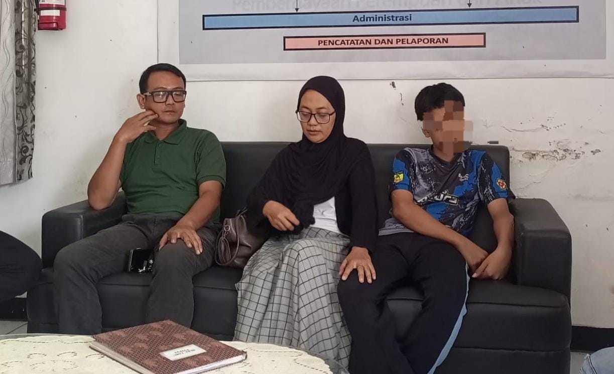 KORBAN PERUNDUNGAN: Korban perundungan bersama keluarga sedang melaporkan peristiwa perundungan di MTsN 1 Purwakarta.